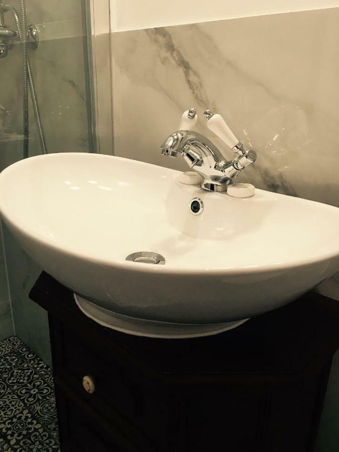 Przestrzenny Apartament W Centrum Krakowa. Kültér fotó