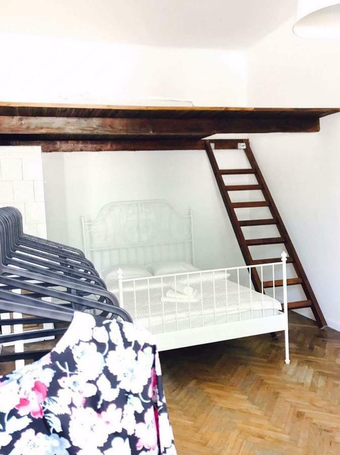 Przestrzenny Apartament W Centrum Krakowa. Kültér fotó